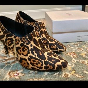 7.5 women’s hair calf booties. Leapord.